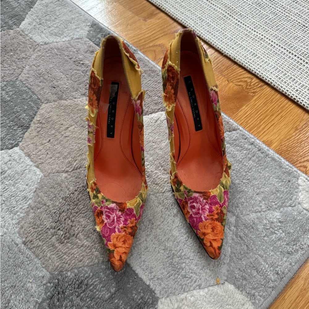 Size 6M Yellow Floral Shelli Segal heels